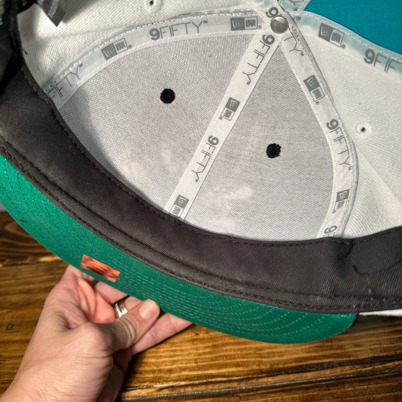 New Era Charlotte Hornets Snapback Hat - Picture 6 of 8